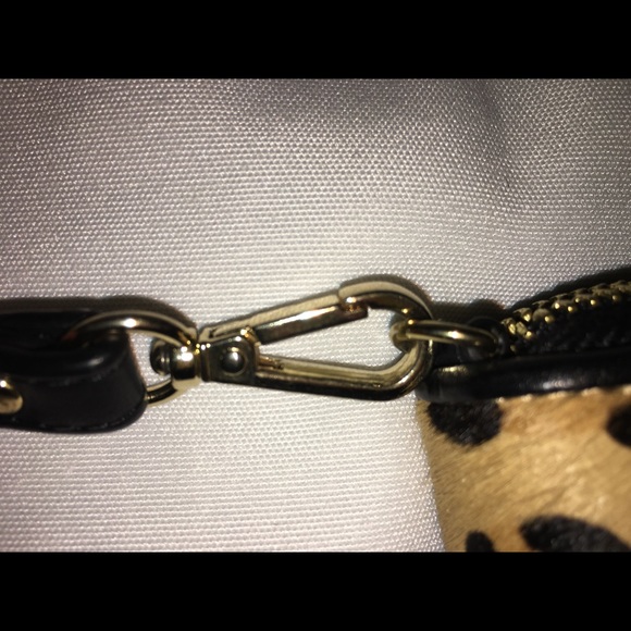 Price✂️ Amani Exchange Wristlet - Picture 5 of 8